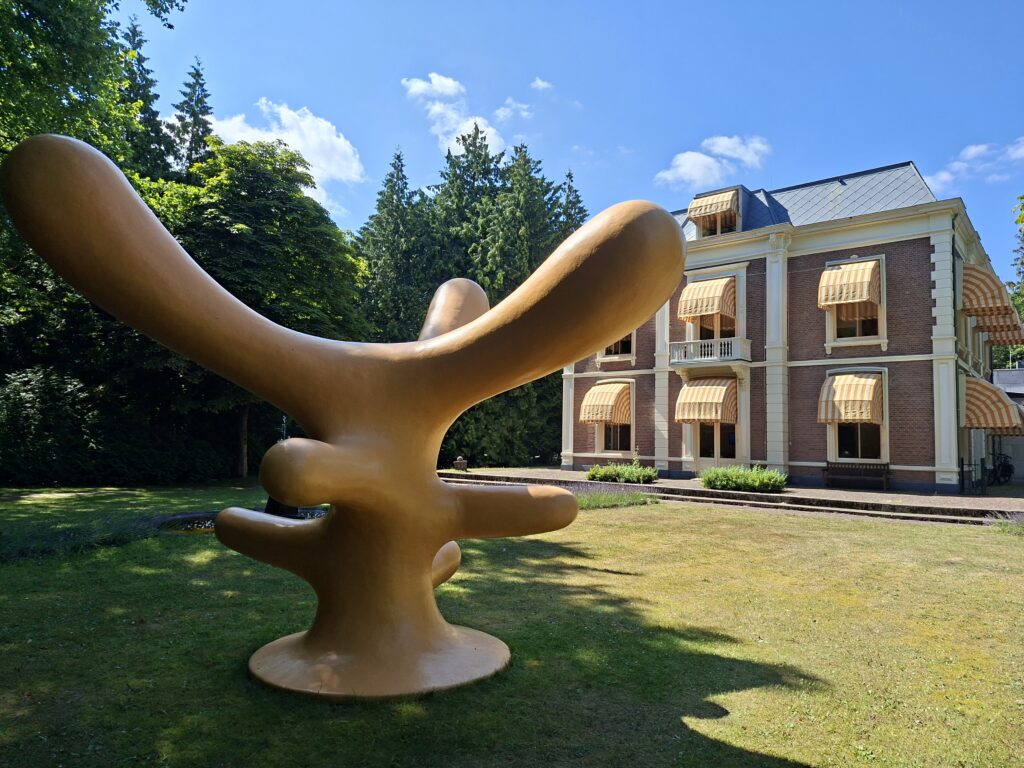 Museum Kranenburg met Prick Tree van Atelier Lieshout 1997, foto IW